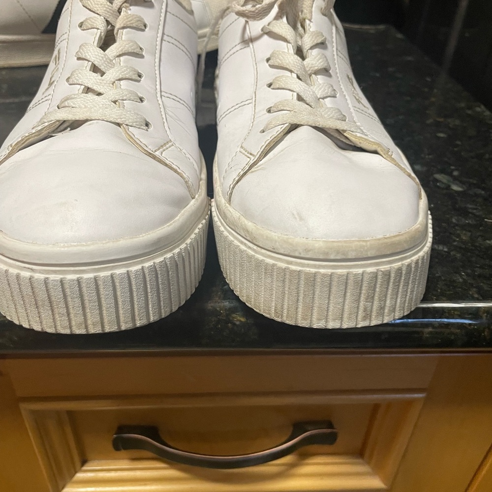 Older style Fila shoes. Not sure if they’d be considered “vintage” 7.5